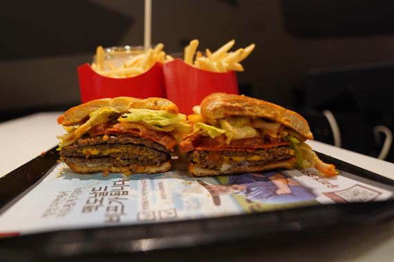 맥도날드의 한정판 신메뉴 페퍼로니 피자 버거(오른쪽)와 페퍼로니 메가 피자 버거 단면. 사진=박문수 기자