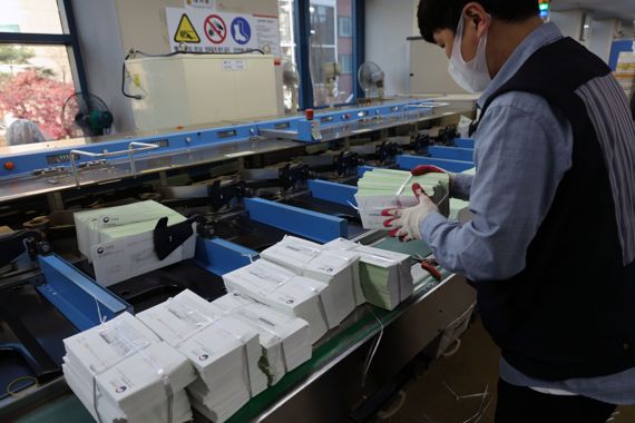 23일 오후 서울 강남구 강남우체국에서 직원들이 종합부동산세 고지서를 분류하고 있다. 사진=서동일 기자