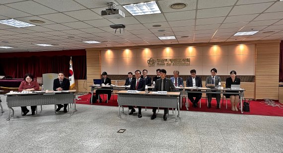 부산지방변호사가 일본 효고현변호사회와 온라인 교류회를 갖고 있다. 부산지방변호사회 제공