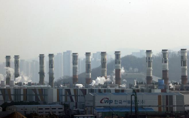 인천 서구 신인천복합화력발전소. 정부는 제10차 전력수급기본계획 초안에서 2030년 석탄발전 비중 목표를 19.7%로 제시했다. 연합뉴스