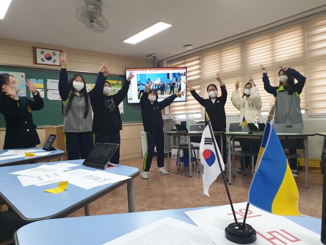 근영중 학생들이 국제수업에 앞서 방탄소년단 노래에 맞춰 춤을 연습하고 있다. 박임근 기자
