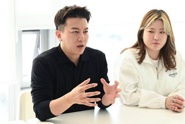 안재원 큐피스트 대표가 주경민 제네럴 마케팅 매니저와 함께 새로 선보일 '엔프피' 서비스에 대해 설명하고 있다. 엔프피는 MBTI 성향이 비슷한 사람을 추천하는 서비스다. 최주연 기자