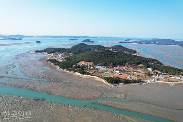 충남 서산 대산읍 웅도 주변으로 드넓게 갯벌이 형성돼 있다. 간조 때면 가로림만 바다의 3분의 2가 바닥을 드러낸다.