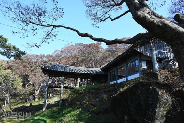 고즈넉한 분위기의 서산 부석사. 영주 부석사와 창건 설화까지 비슷하다.