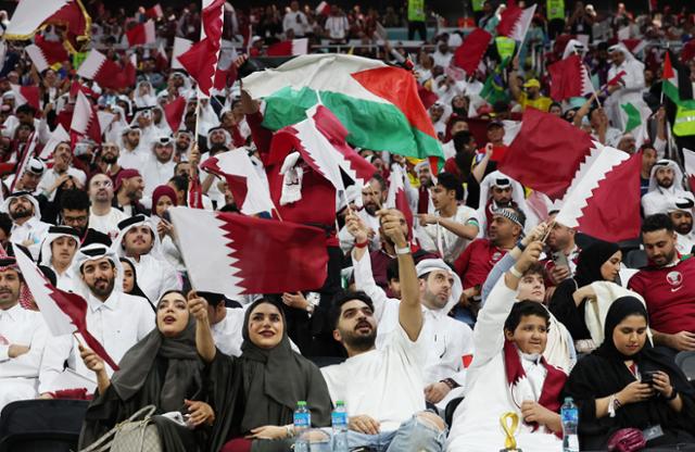 20일 카타르 알코르 알바이트 스타디움에서 열린 2022 카타르 월드컵 개막식에 앞서 관중들이 카타르 국기를 흔들며 응원하고 있다. 알코르=연합뉴스