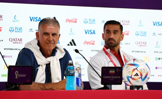 카를로스 케이로스(왼쪽) 이란 축구 국가대표팀 감독과 주장 에산 하지사피가 20일 카타르 도하 미디어센터에서 기자회견에 참석하고 있다. 도하=로이터 연합뉴스