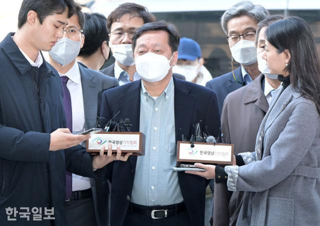 정진상 더불어민주당 대표실 정무조정실장이 지난 18일 서초구 서울중앙지법에서 열린 구속 전 피의자 심문(영장실질심사)에 출석하고 있다. 하상윤 기자