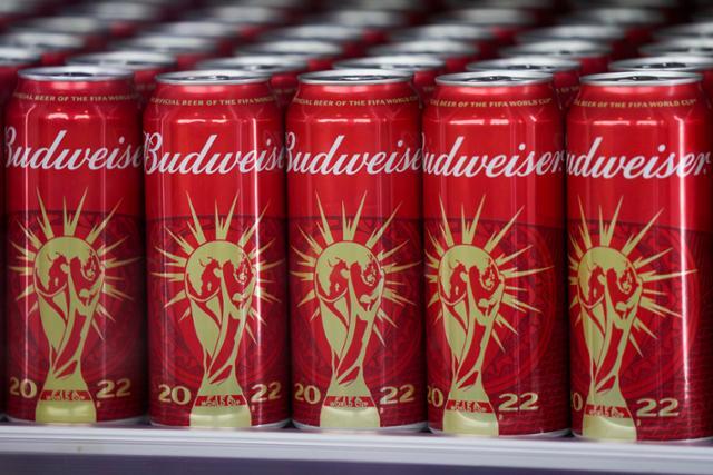 버드와이저 캔이 카타르 알라얀에 위치한 월드컵 미디어 센터 냉장고에 들어 있다. 알라얀=AP 연합뉴스