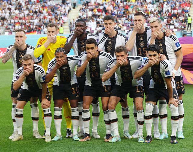 23일 카타르 알라얀의 칼리파 인터내셔널 스타디움에서 열린 2022 카타르 월드컵 조별리그 E조 독일과 일본의 경기에서 독일 선수들이 손으로 입을 가린 채 단체 촬영을 하고 있다. 알라얀=연합뉴스