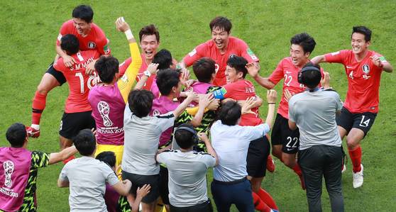 지난 2018년 6월 27일(현지시간) 러시아 카잔 아레나에서 열린 2018 러시아 월드컵 F조 조별리그 3차전 한국과 독일의 경기. 김영권의 슛이 골로 인정되자 손흥민, 김영권, 장현수 등이 환호하고 있다. 사진=연합뉴스