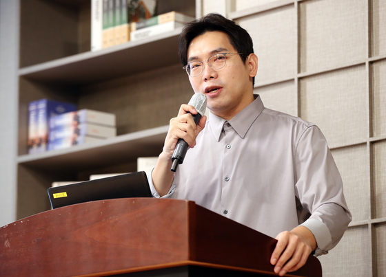 이철우 게임 전문 변호사가 22일 서울 중구 순화동 KG타워 하모니홀에서 열린 'K-Game 포럼'에서 게임 소비자 보호 법안을 소개하고 있다. 김민규 기자