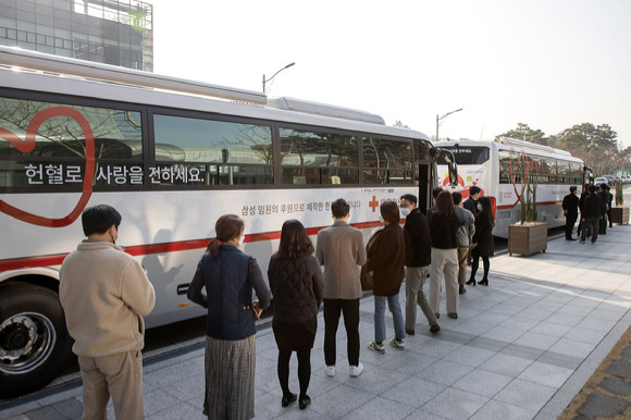 삼성 임직원들이 수원 삼성디지털시티에서 삼성 임원 기부로 제작된 신형 헌혈버스에 올라 헌혈에 참여하고 있는 모습. [사진=삼성전자]