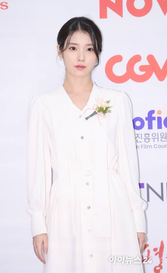 '미모가 좋은날' 배우 이지은(아이유)이 23일 오후 서울 여의도 중소기업중앙회 KBIZ홀에서 진행된 제42회 '한국영화평론가협회상'(영평상) 시상식에 신인여우상 수상자로 참석해 포즈를 취하고 있다. [사진=정소희 기자]