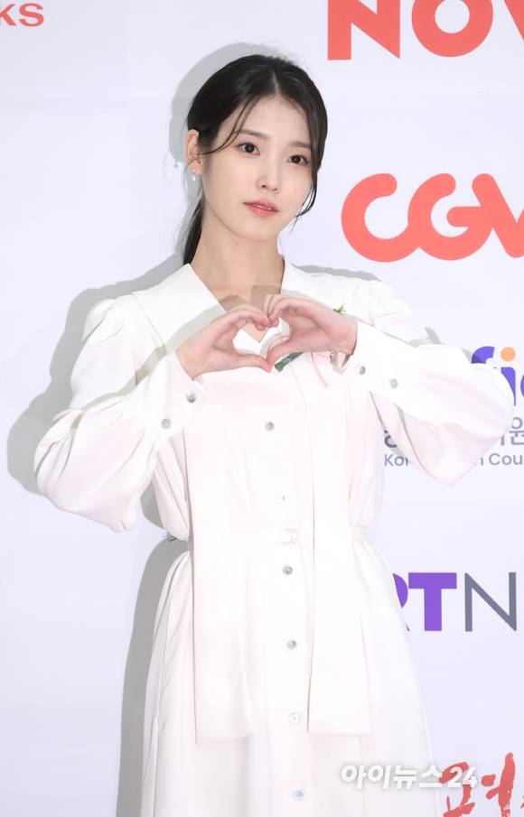 '사랑스런 하트' 배우 이지은(아이유)이 23일 오후 서울 여의도 중소기업중앙회 KBIZ홀에서 진행된 제42회 '한국영화평론가협회상'(영평상) 시상식에 신인여우상 수상자로 참석해 포즈를 취하고 있다. [사진=정소희 기자]