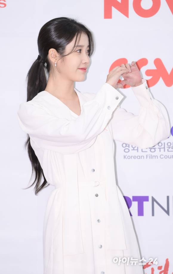 '응원 온 팬들에게도 하트' 배우 이지은(아이유)이 23일 오후 서울 여의도 중소기업중앙회 KBIZ홀에서 진행된 제42회 '한국영화평론가협회상'(영평상) 시상식에 신인여우상 수상자로 참석해 포즈를 취하고 있다. [사진=정소희 기자]