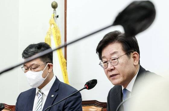 공공임대주택 예산삭감 저지를 위한 간담회가 22일 오전 서울 여의도 국회 더불어민주당 당대표회의실에서 열렸다. 이재명 대표가 발언하고 있다. 김성룡 기자