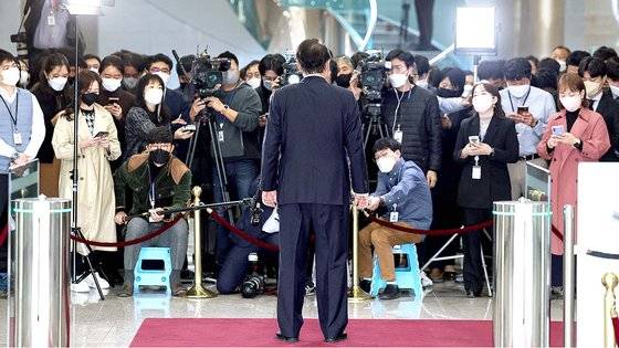 용산 대통령실 청사에서 각 언론사의 기자들과 출근길 문답(도어스테핑)을 하고 있는 윤석열 대통령의 뒷모습. [사진 대통령실]