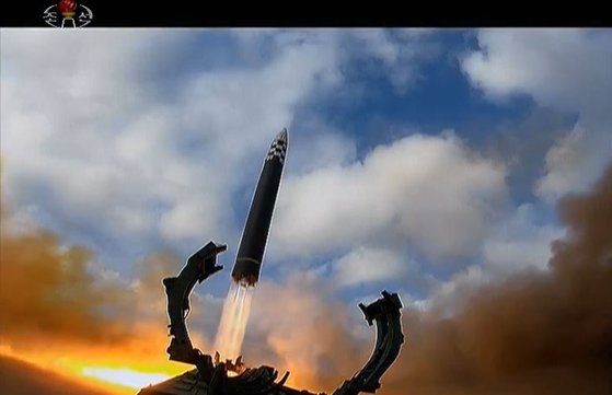 북한 조선중앙TV는 전날인 18일 신형 대륙간탄도미사일(ICBM) '화성-17형' 발사 과정을 기록한 영상을 19일 보도했다. 사진 조선중앙TV 캡처