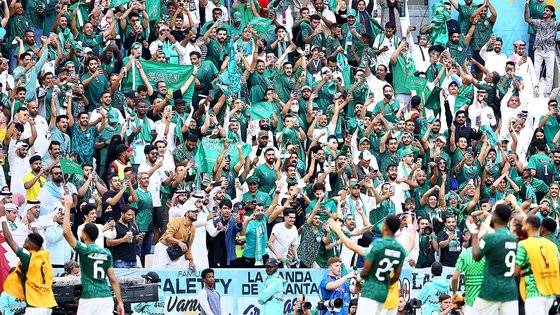 지난 22일(현지시간) 오후 카타르 알다옌의 루사드 스타디움에서 열린 2022 카타르월드컵 조별리그 C조 1차전 아르헨티나 대 사우디아라비아 경기에서 사우디가 2대1로 승리했다. 경기 종료 후 기뻐하는 사우디 응원단. 김현동 기자