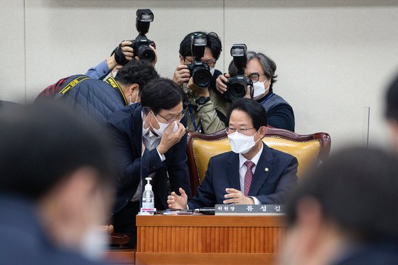 류성걸 국회 기획재정위원회 조세소위원장(오른쪽)과 신동근 더불어민주당 기재위 간사가 지난 21일 서울 여의도 국회에서 열린 제400회 국회(정기회) 기획재정위원회 제1차 조세소위원회에서 대화를 나누고 있다. 뉴스1