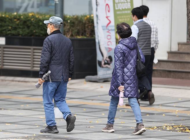절기상 소설(小雪)이었던 지난 22일 오후 서울 중구 서울광장 인근에서 시민들이 우산을 들고 걷고 있다. 연합뉴스.