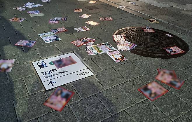 9월 서울 강남역 4번 출구 앞 도로에 유흥업소 전단이 어지럽게 널려 있다. 전지현 기자