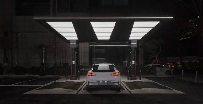 제네시스는 지난 2월부터 ‘제네시스 강남’을 포함한 수도권 5개 서비스센터에 전기차 충전소를 열고 무선 충전 서비스 시범사업을 하고 있다. 충전 패드에 주차해 무선 충전을 하고 있는 모습. 현대차그룹 제공