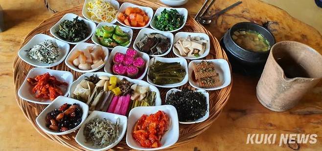초가랑 장아찌밥상.