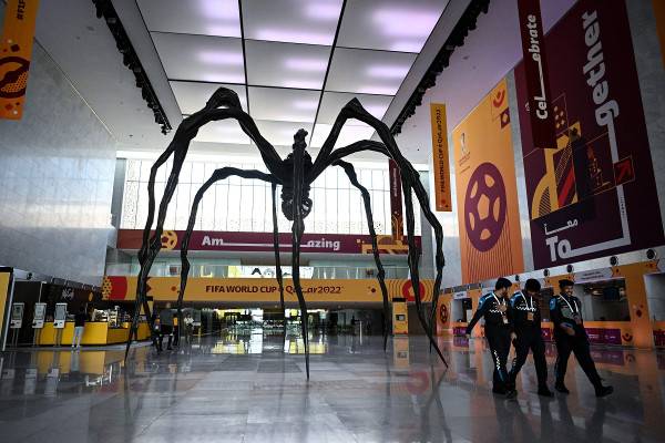 2022 카타르월드컵이 열리고 있는 카타르 알라이얀 카타르 내셔널 컨벤션 센터 메인 미디어 센터(MMC) 2층 메인 공간에 마련된 루이스 부르주아 작가의 작품 ‘마망(Maman)’. AFP연합뉴스