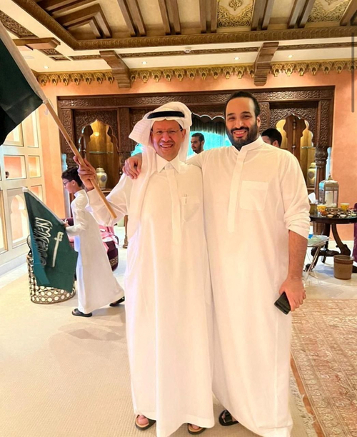 사우디아라비아의 빈 살만 왕세자가 2022 카타르 월드컵 C조 1차전에서 사우디가 아르헨티나를 격파한 뒤 자신의 친형인 압둘라지즈 에너지 장관인 압둘라지즈와 기념 촬영을 하고 있다. [로이터 연합]
