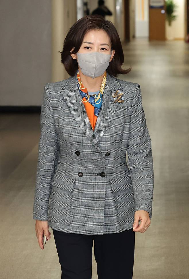 나경원 저출산고령사회위원회 부위원장이 지난달 19일 정부서울청사 내 저출산고령사회위원회로 들어서고 있다. [사진 출처=연합뉴스]