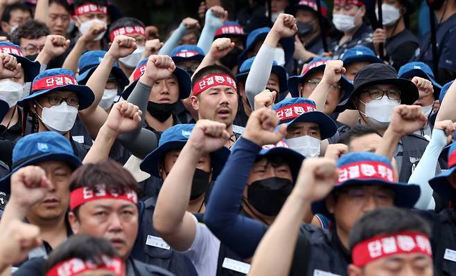 [서울=뉴시스] 추상철 기자 = 민주노총 금속노조가 24일 오후 서울 서초구 현대기아차그룹 본사 앞에서 열린 '현대기아차 차별철폐 결의대회'를 하고 있다. 2022.08.24.