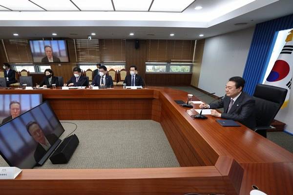 윤 대통령은 23일 일론 머스크 미국 테슬라·스페이스X사 최고경영자(CEO)와 화상 면담을 진행했다. 사진은 이날 서울 용산 대통령실에서 머스크 CEO와 화상 면담을 하고 있는 윤 대통령(오른쪽). /사진=대통령실 제공