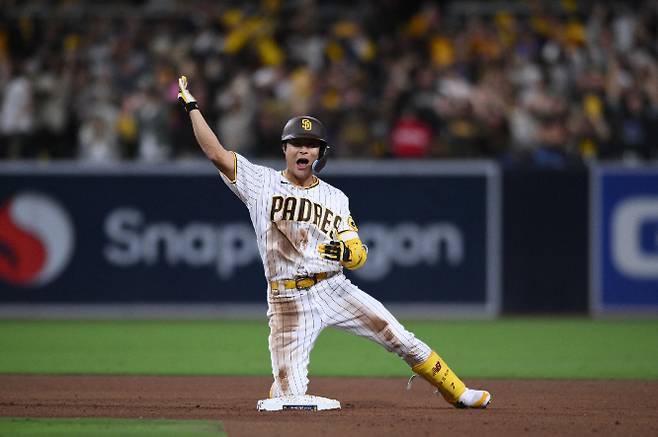 미국 메이저리그(MLB) 포스트시즌에서 쏠쏠한 활약을 펼친 김하성이 약 2억600만원을 보너스로 받는다. 사진은 지난달 16일(한국시각) 미국 캘리포니아주 샌디에이고에서 열린 MLB 내셔널리그 디비전시리즈에서 적시 2루타를 치고 기뻐하는 김하성. /사진=로이터