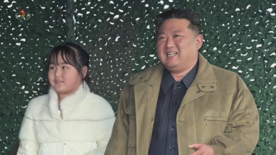 김정은 북한 국무위원장(오른쪽)과 딸. 연합뉴스