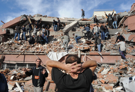 튀르키예(터키) 뒤즈제주에서 23일 규모 6.0의 지진이 발생해 건물이 무너져 내리는 등 도시 전체가 아수라장이 됐다. 이번 지진으로 최소 22명이 다쳤다. 트위터 캡쳐