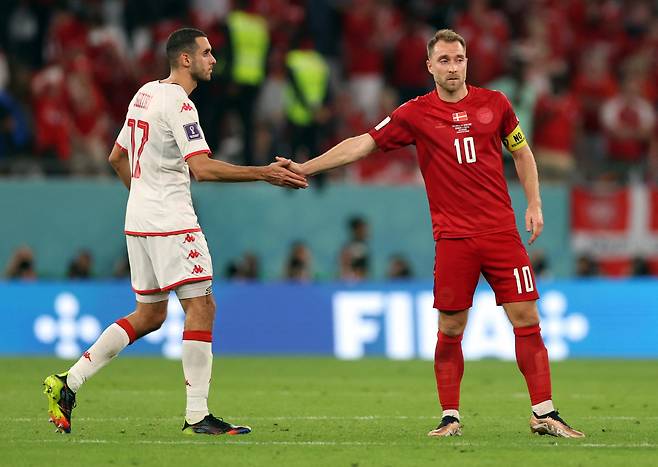 덴마크의 에릭센(오른쪽)이 경기 후 튀니지의 알 라이얀과 악수를 하고 있다./로이터