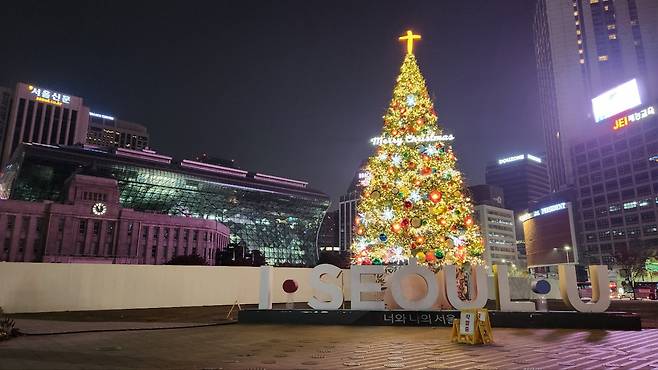 서울광장에 설치된 크리스마스 트리 꼭대기에 십자가 모양의 조형물이 장식돼있다. 이영기 기자.