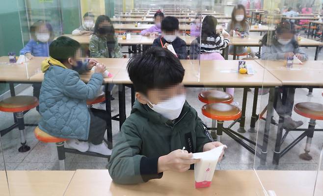 학교에서 급식, 돌봄 등의 업무를 하는 교육공무직 노동자들이 총파업에 나선 지난해 서울 시내 한 초등학교에서 학생들이 대체 메뉴로 준비된 샌드위치와 쥬스를 먹고 있다. [연합]