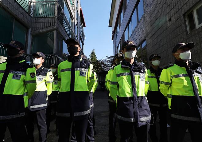 '수원 발발이'로 불린 연쇄성폭행범 박병화가 출소한 31일 거주지인 경기도 화성시의 원룸 주변을 경찰이 통제하고 있다. [연합]