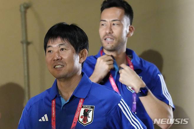 [도하=AP/뉴시스]기자회견 참석한 일본 모리야스 감독과 요시다 마야. 2022.11.22.