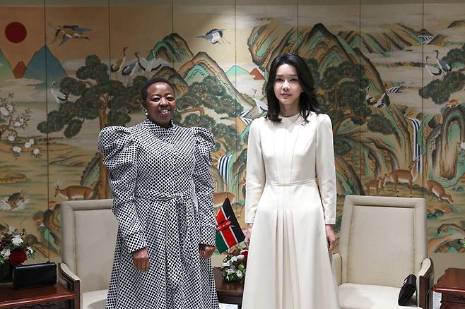 [서울=뉴시스] 윤석열 대통령 부인 김건희 여사가 23일 서울 용산 대통령실 청사에서 윌리엄 루토 케냐 대통령 부인 레이첼 루토 여사와 환담 전 기념촬영을 하고 있다. (사진=대통령실 제공) 2022.11.23. photo@newsis.com *재판매 및 DB 금지