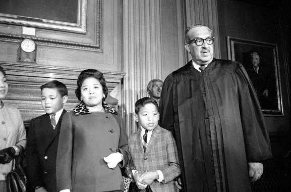 미국 최초의 흑인 연방대법관인 서굿 마셜(오른쪽)이 1967년 취임 직후 가족과 기념촬영을 하는 모습. 왼쪽 3번째가 부인 세실리아 마셜이다. AP연합뉴스