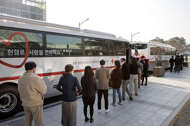 삼성 임직원들, 신규 헌혈버스에서 헌혈 참여. 삼성 제공