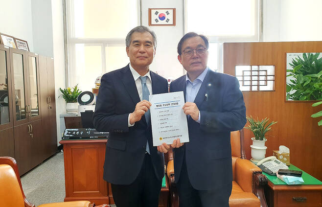 서울시의회 김현기 의장(왼쪽), 이채익 국회 행정안전위원회 위원장(오른쪽)