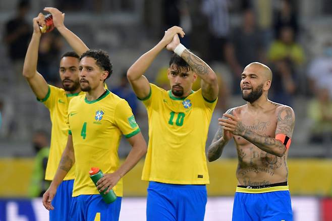 브라질 축구대표팀 선수들이 지난 2월 파라과이와의 2022 카타르월드컵 남미지역예선에서 이긴 뒤 기뻐하고 있다. 게티이미지코리아