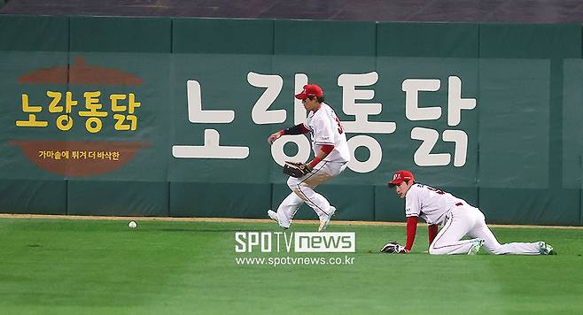 ▲ 1차전 외야의 실책은 덜 올라온 SSG의 경기력을 상징하고 있었다 ⓒ곽혜미 기자