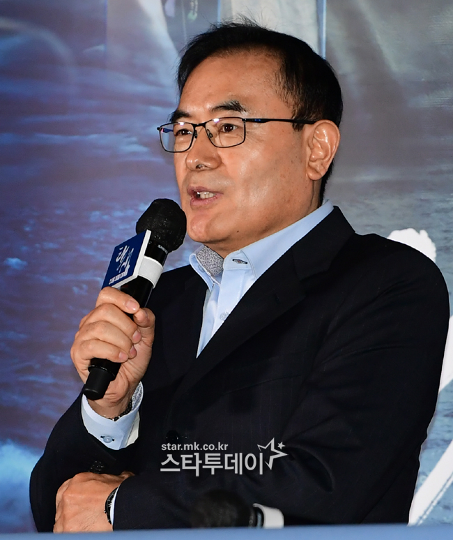 영화 ‘탄생’의 박흥식 감독이 취재진의 질문에 답하고 있다.