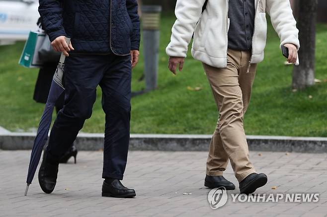 서울 중구 을지로입구역 인근에서 한 시민이 우산을 들고 걷고 있다. [연합뉴스 자료사진]
