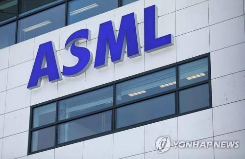 네덜란드 ASML 본사 사옥의 로고  [로이터 연합뉴스 자료사진]